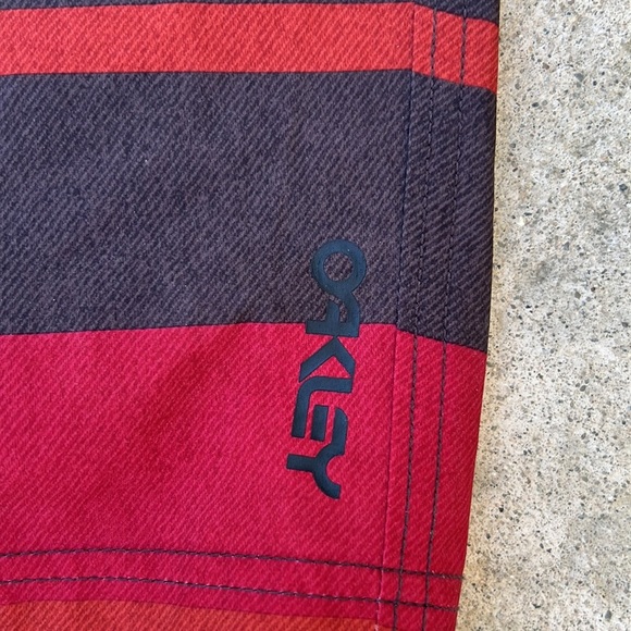 💚Oakley Red Stripe Mens Zulu Boardshort Size 34 - Picture 3 of 6